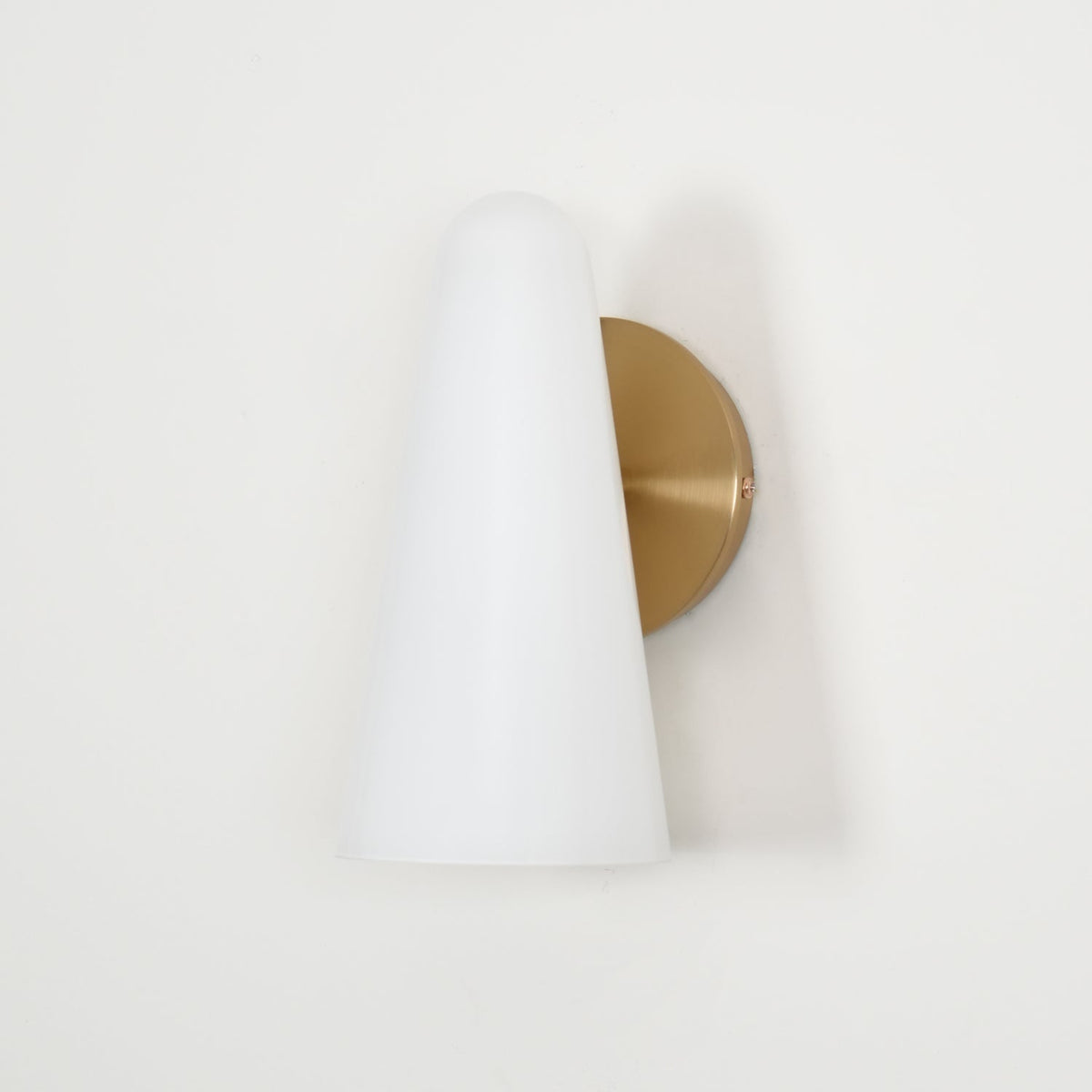 Lioririella aplique de pared con pantalla de vidrio cónico