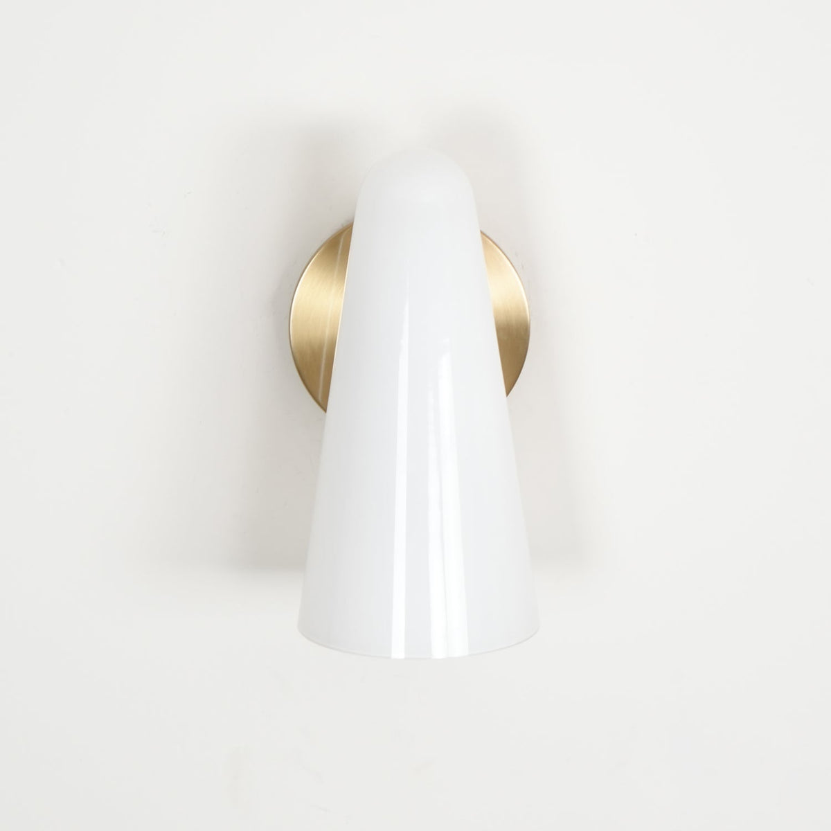 Lioririella aplique de pared con pantalla de vidrio cónico