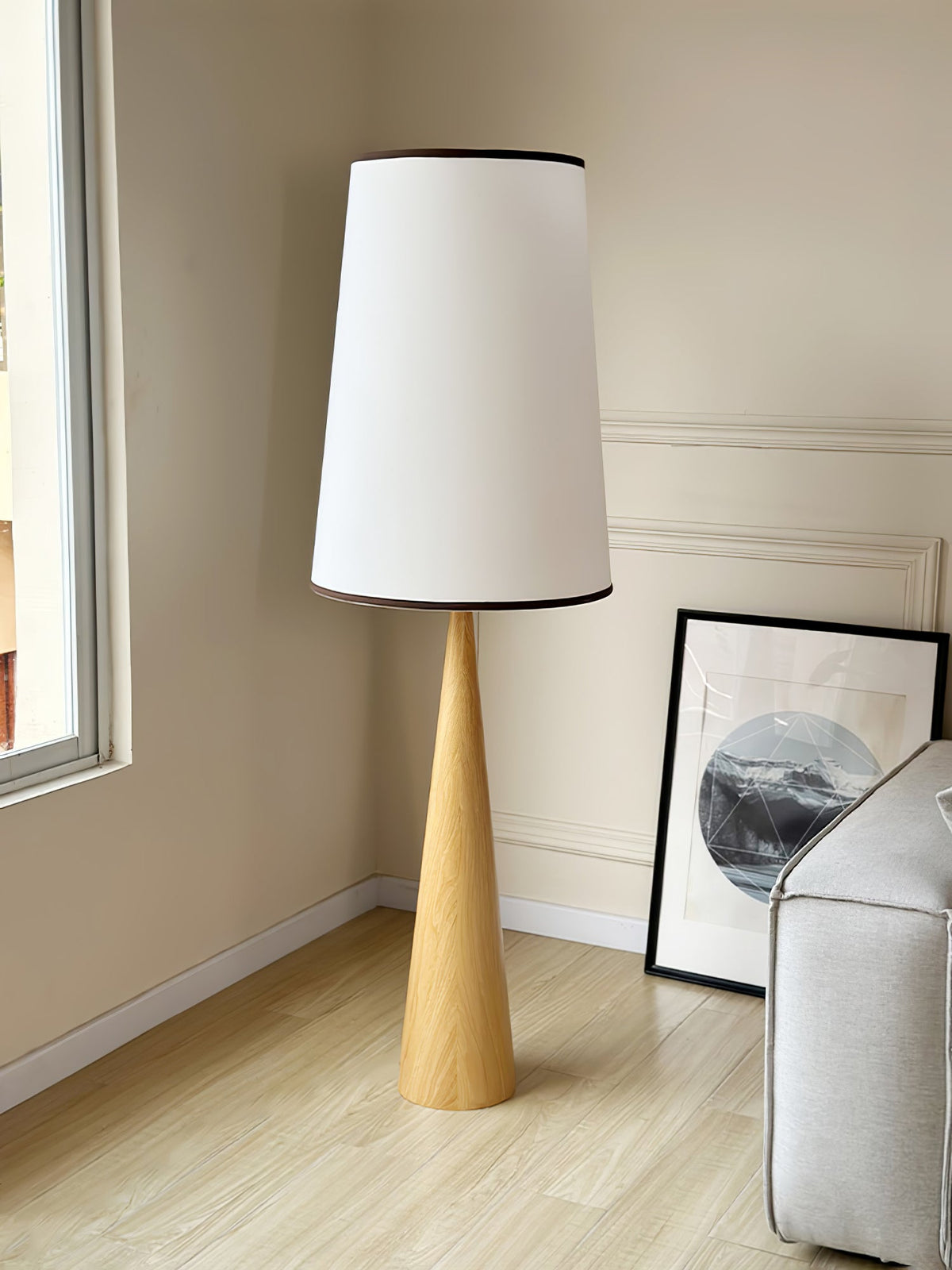 ConeLite lámpara de pie minimalista de madera