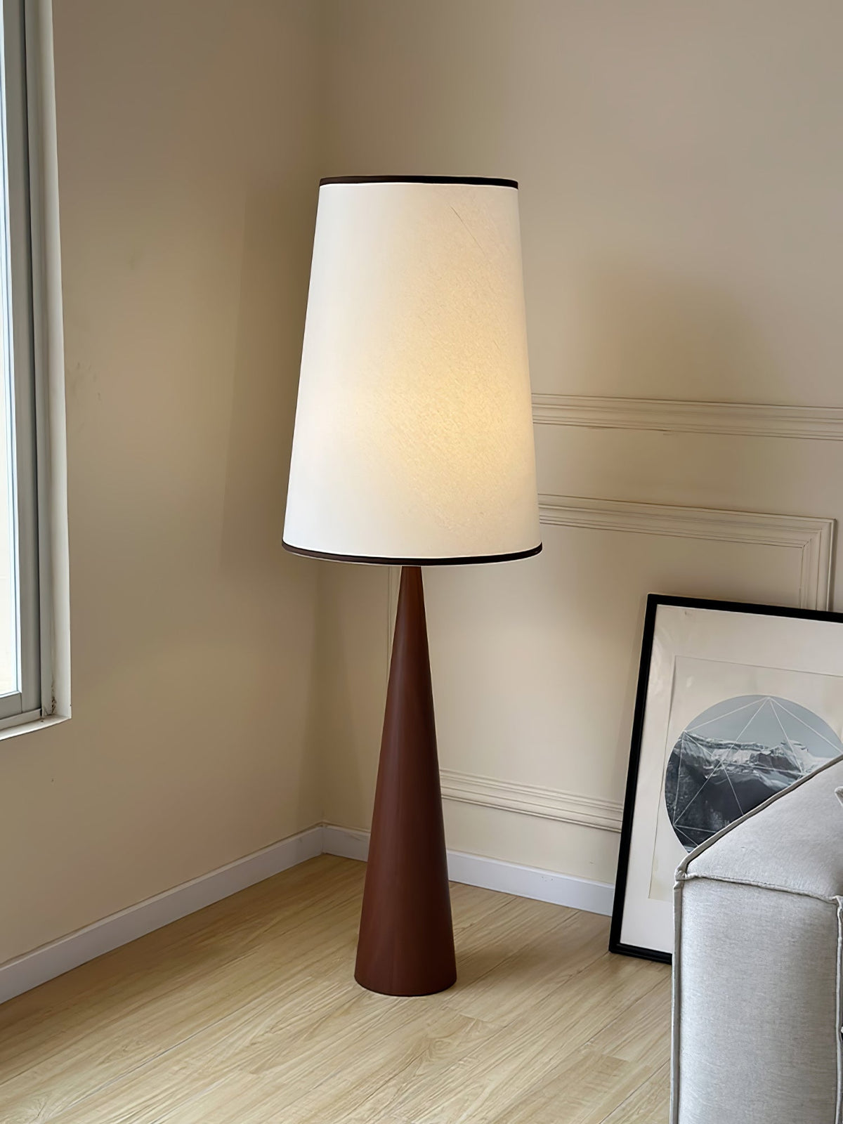 ConeLite lámpara de pie minimalista de madera