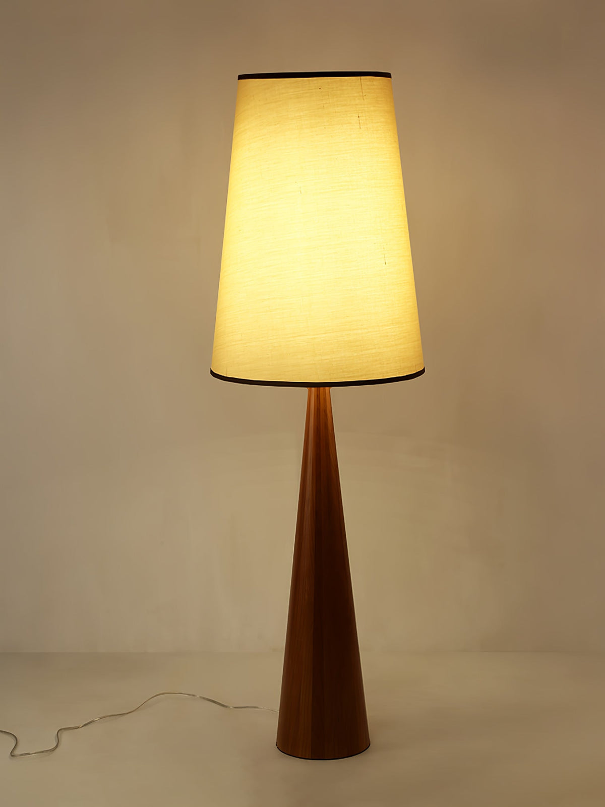ConeLite lámpara de pie minimalista de madera