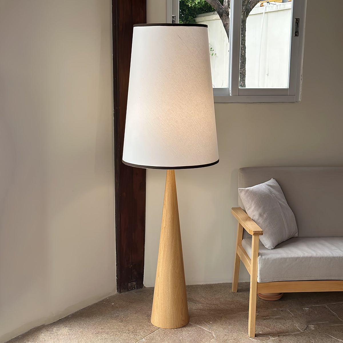 ConeLite lámpara de pie minimalista de madera