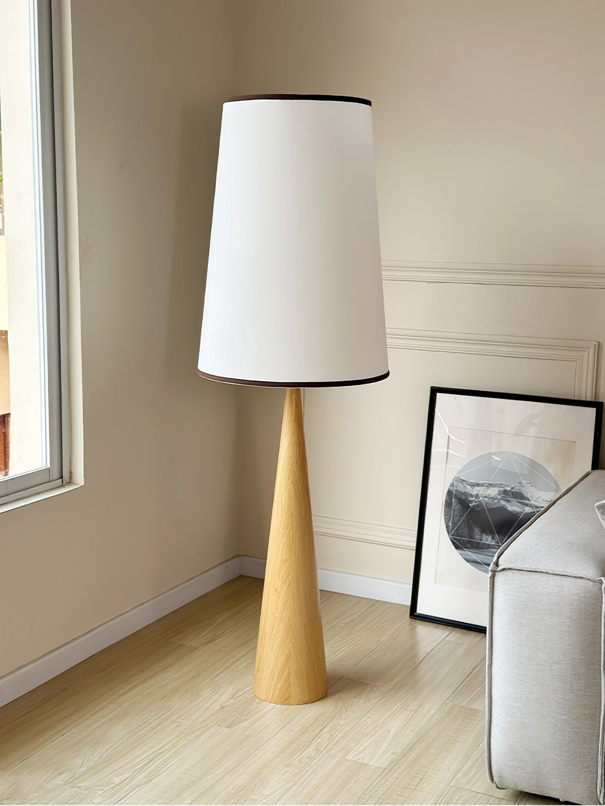 ConeLite lámpara de pie minimalista de madera