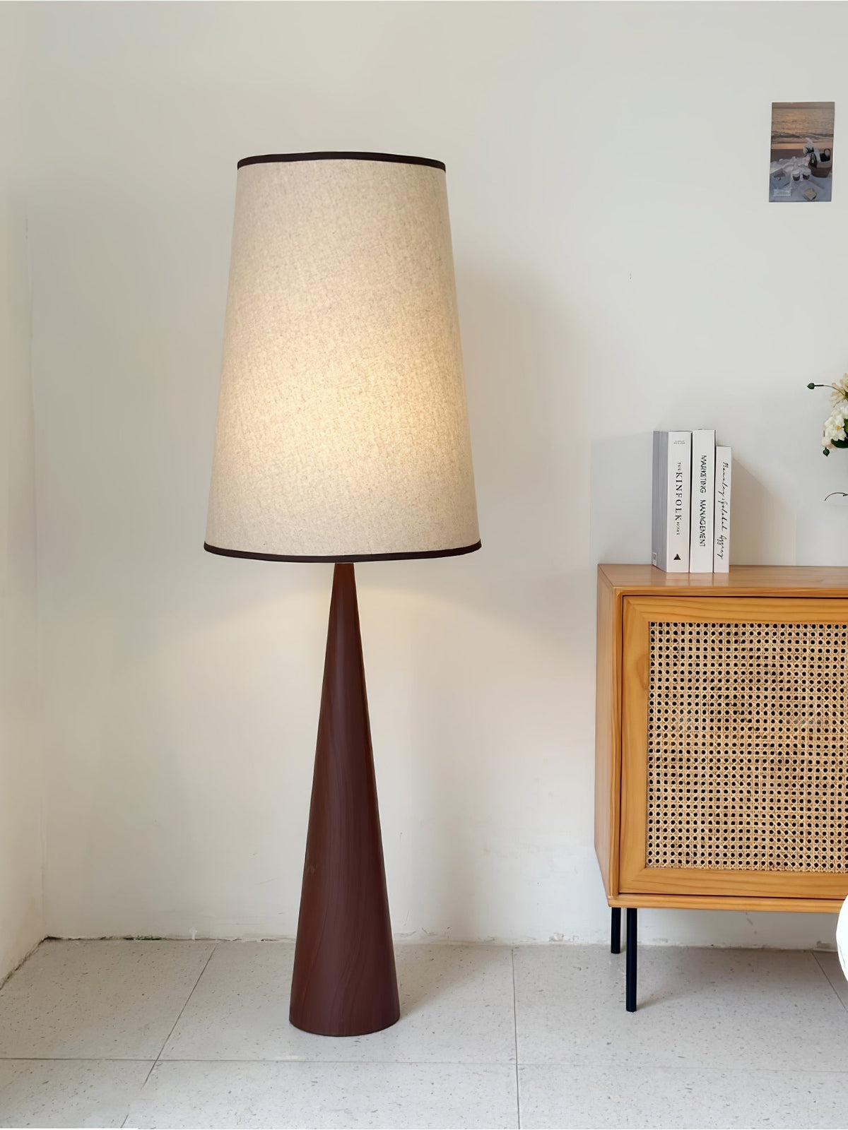 ConeLite lámpara de pie minimalista de madera