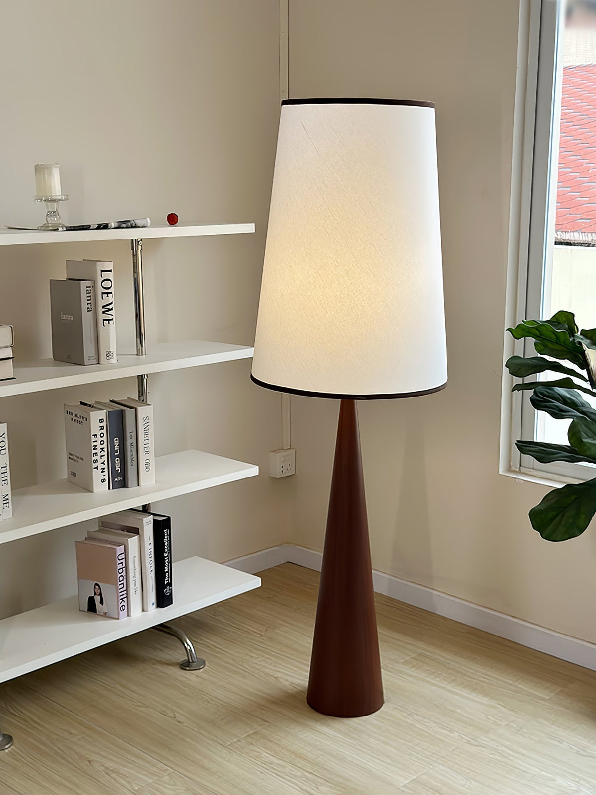 ConeLite lámpara de pie minimalista de madera