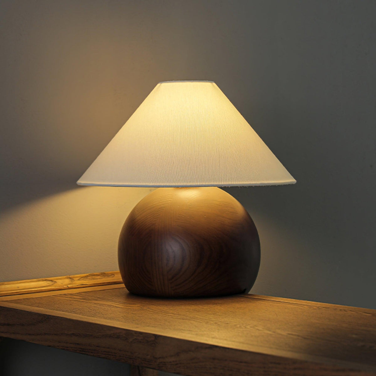 Halise lámpara de mesa de madera orgánica