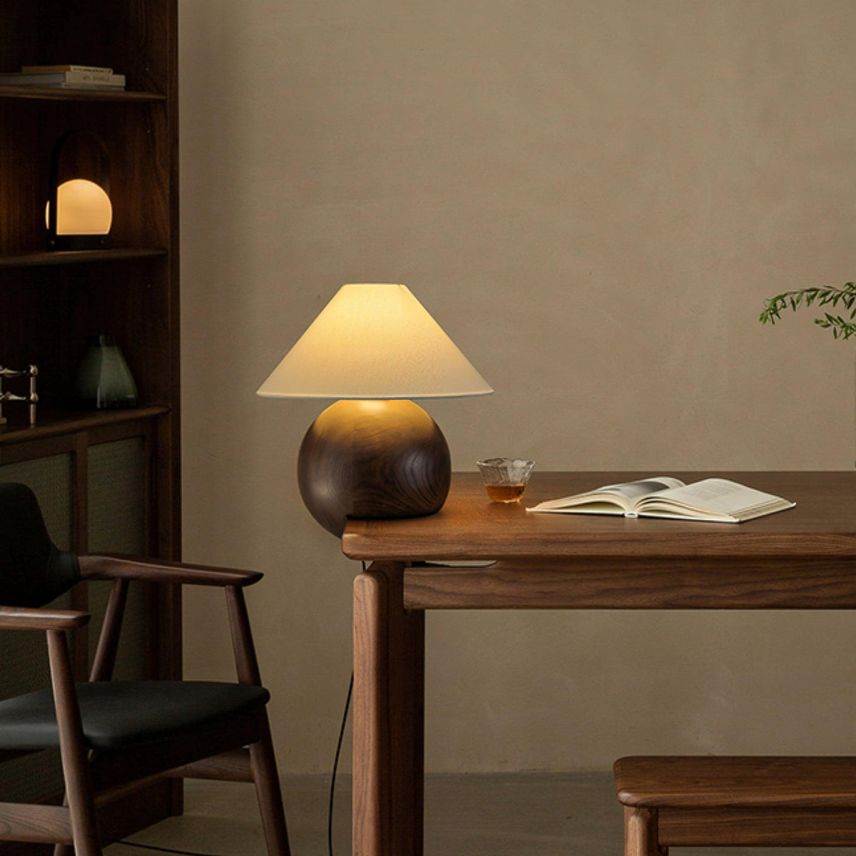 Halise lámpara de mesa de madera orgánica