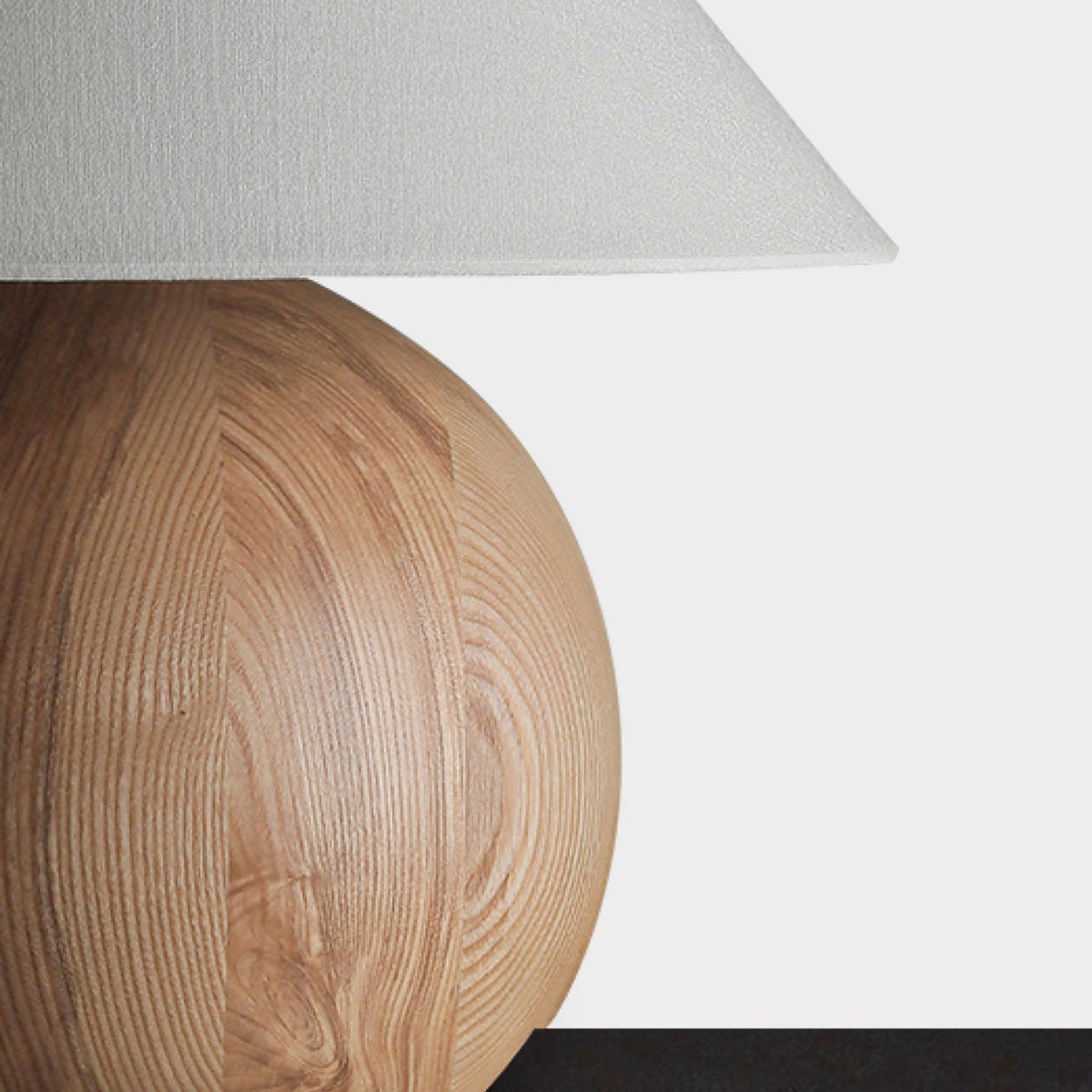 Halise lámpara de mesa de madera orgánica