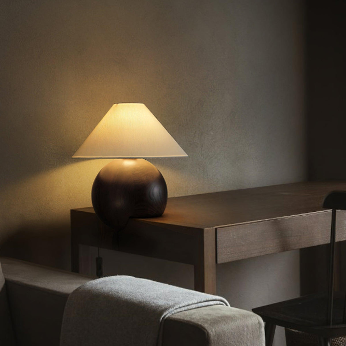 Halise lámpara de mesa de madera orgánica