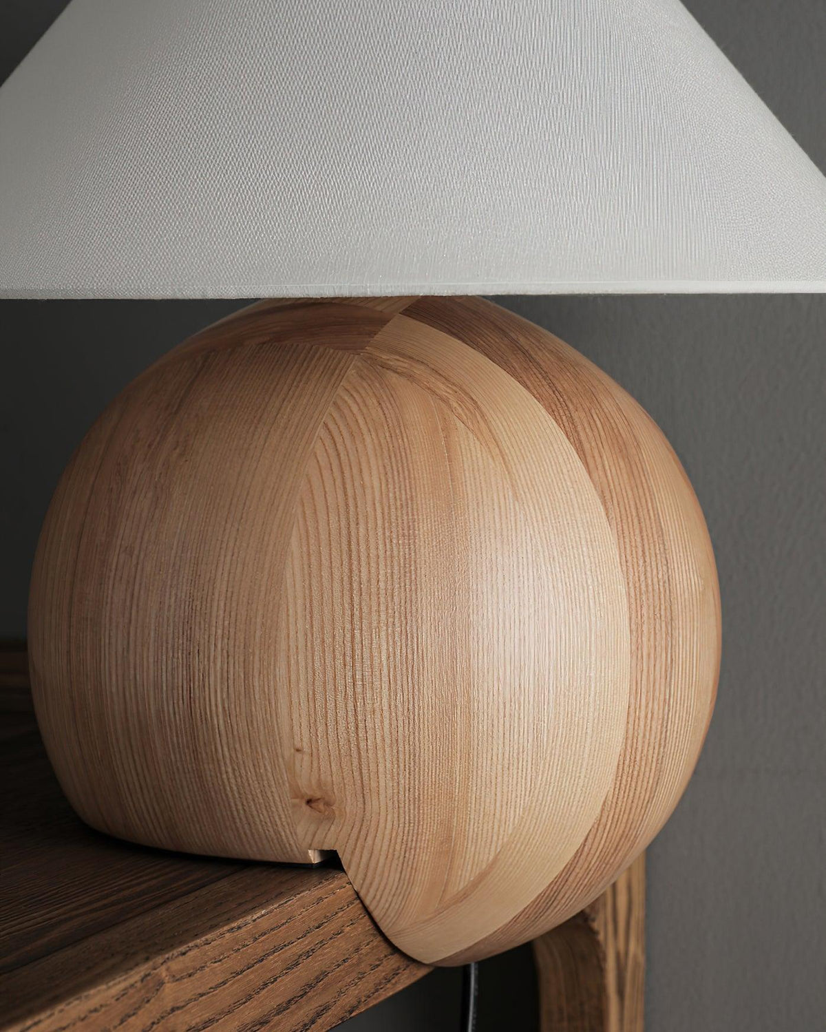 Halise lámpara de mesa de madera orgánica