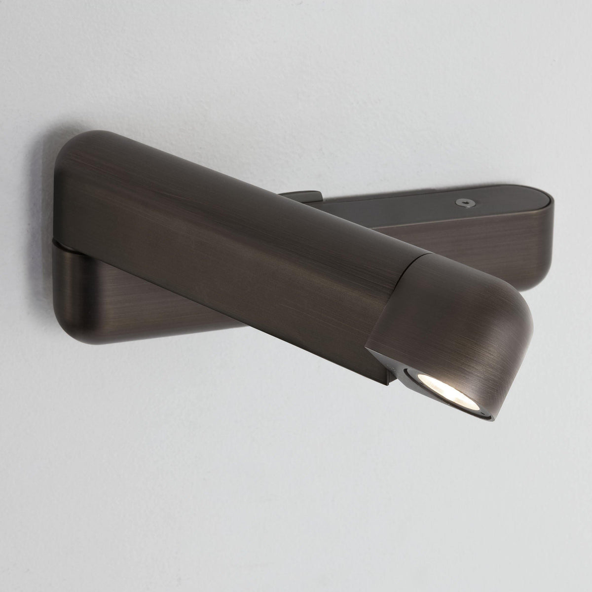 Soreora aplique de pared negro LED regulable con puerto USB