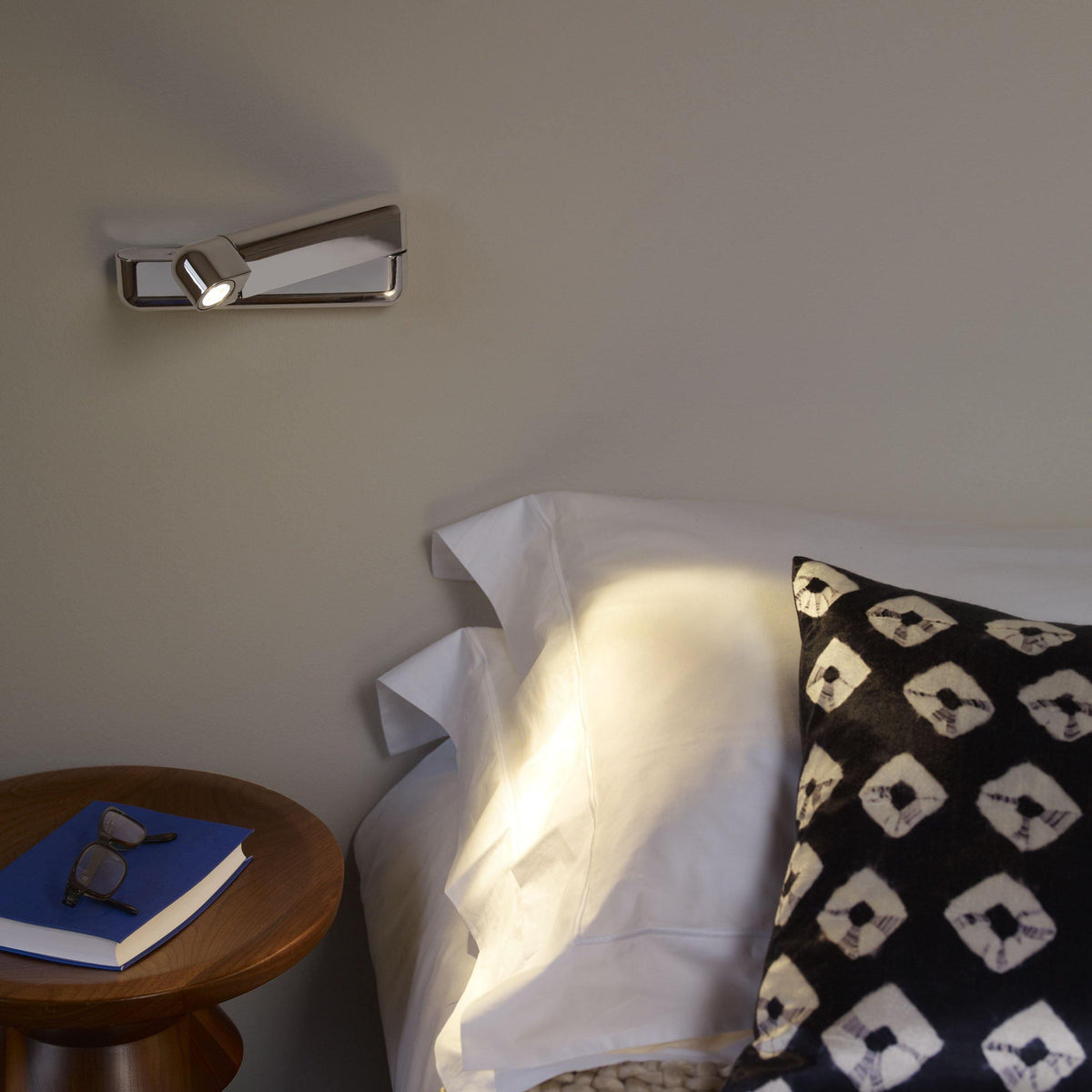 Soreora aplique de pared negro LED regulable con puerto USB