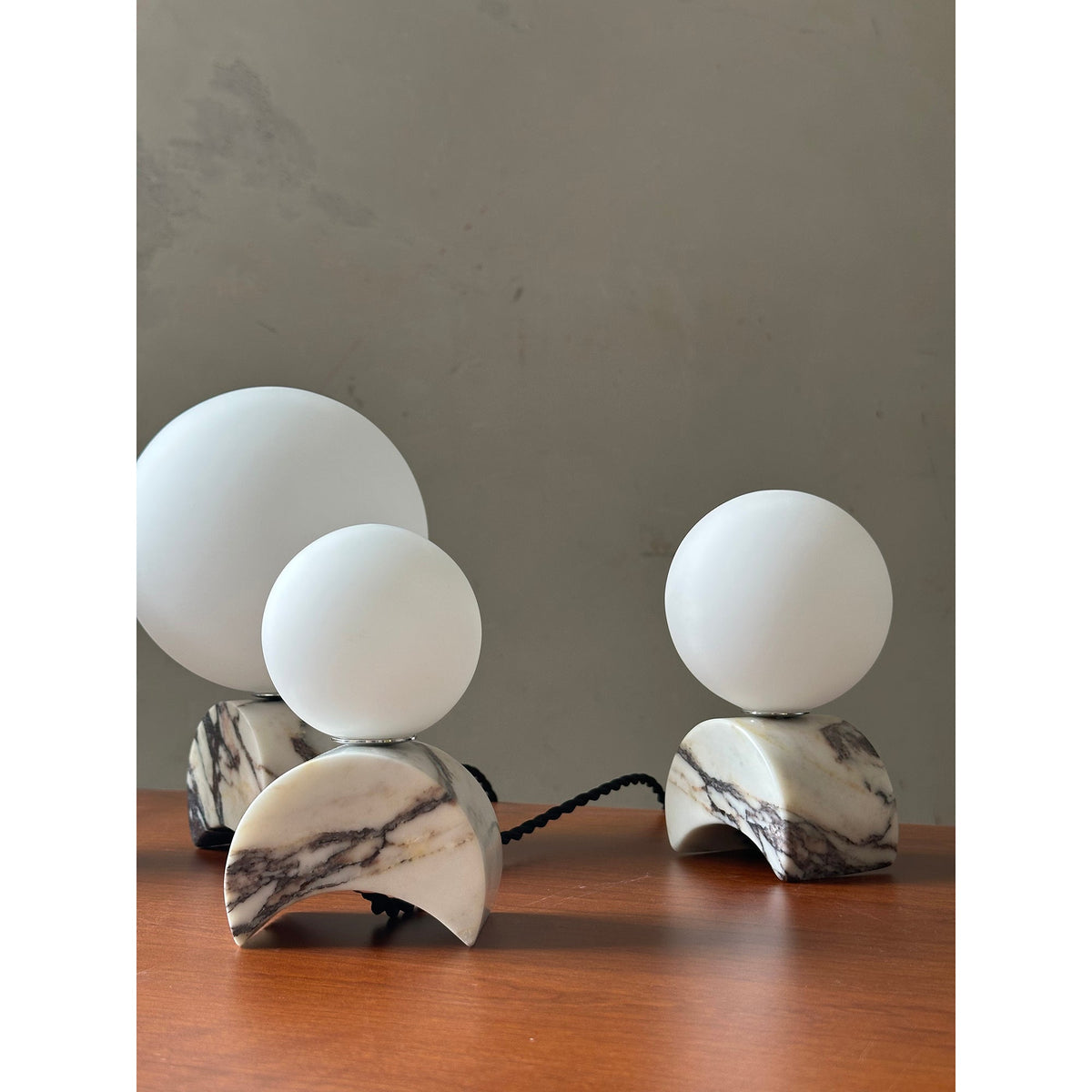 Crescent lámpara de mesa de mármol