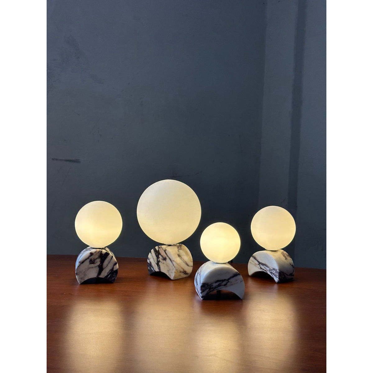 Crescent lámpara de mesa de mármol