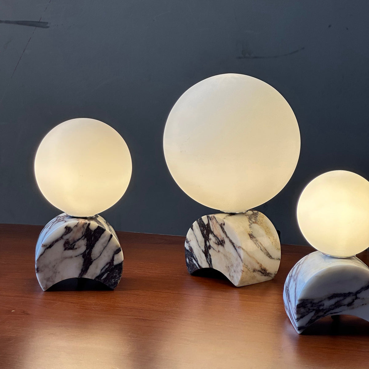 Crescent lámpara de mesa de mármol