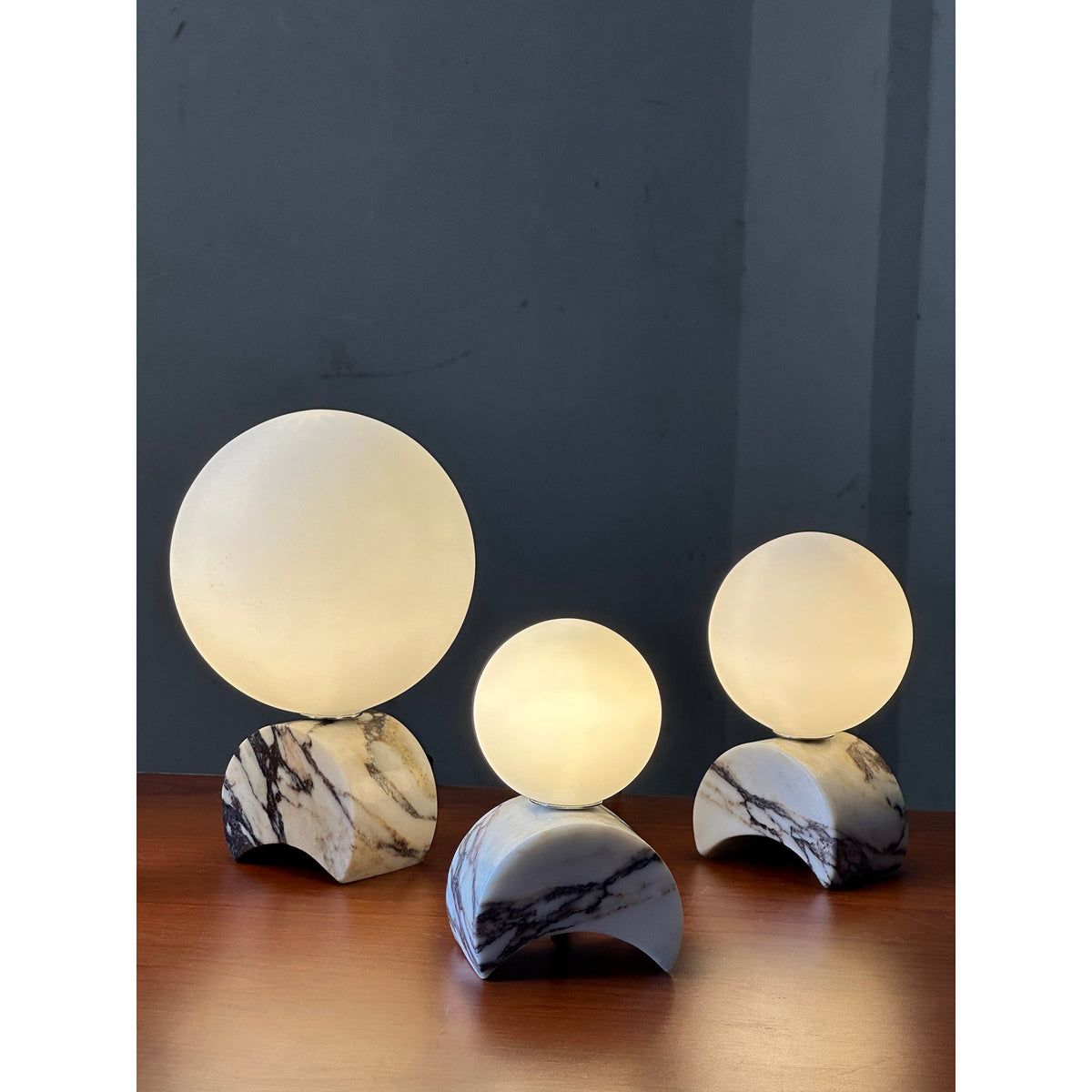 Crescent lámpara de mesa de mármol