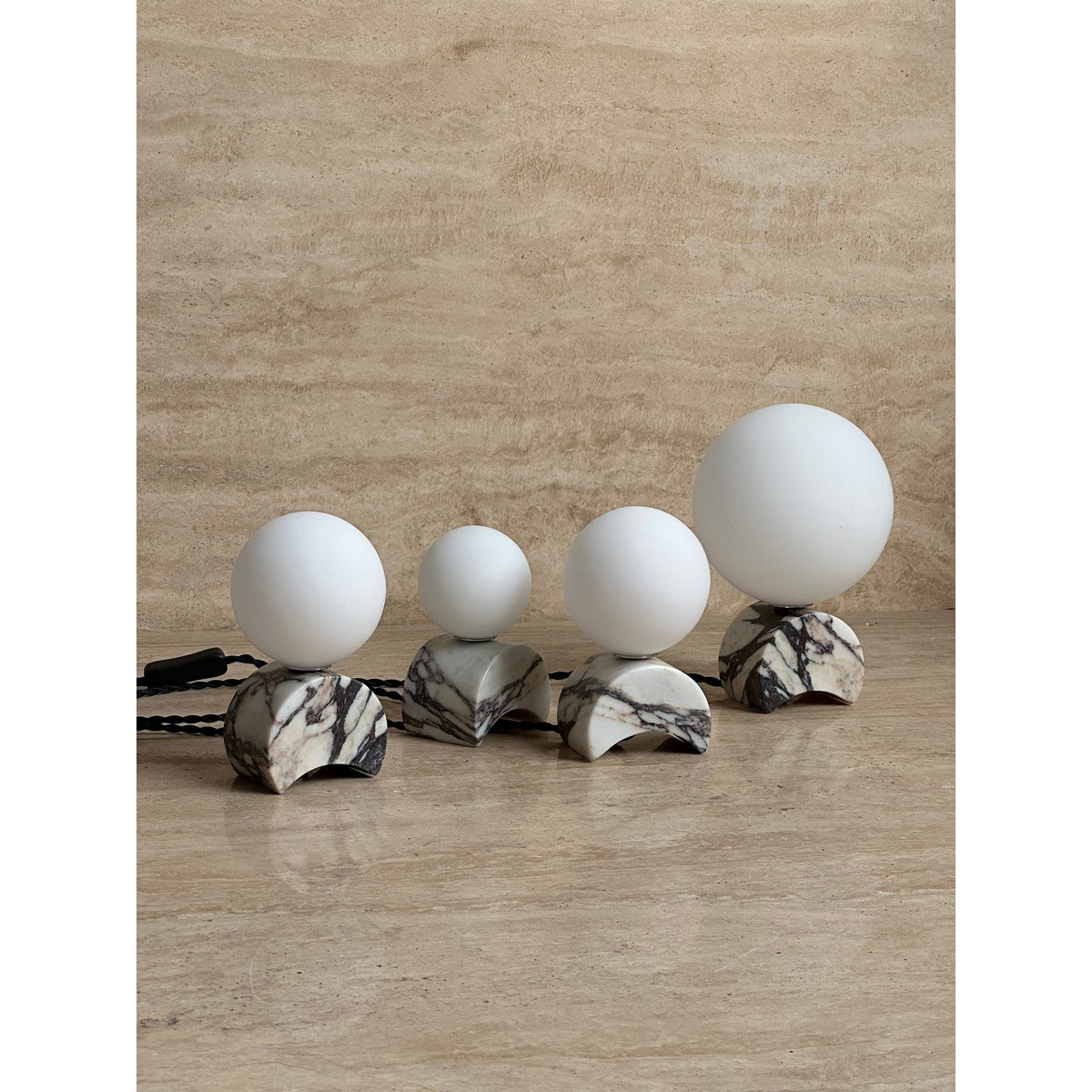 Crescent lámpara de mesa de mármol