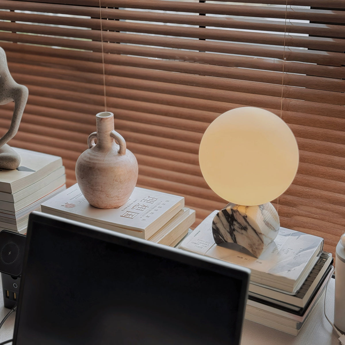 Crescent lámpara de mesa de mármol