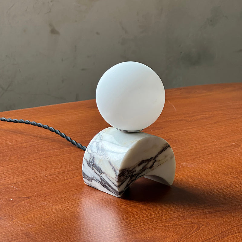 Crescent lámpara de mesa de mármol