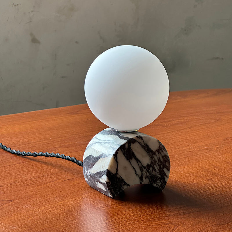 Crescent lámpara de mesa de mármol