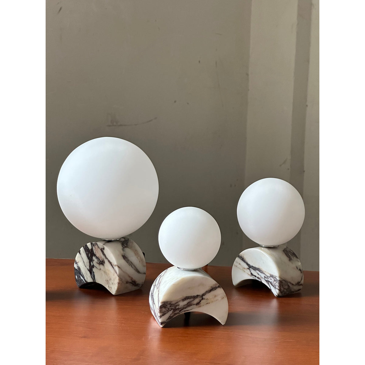 Crescent lámpara de mesa de mármol