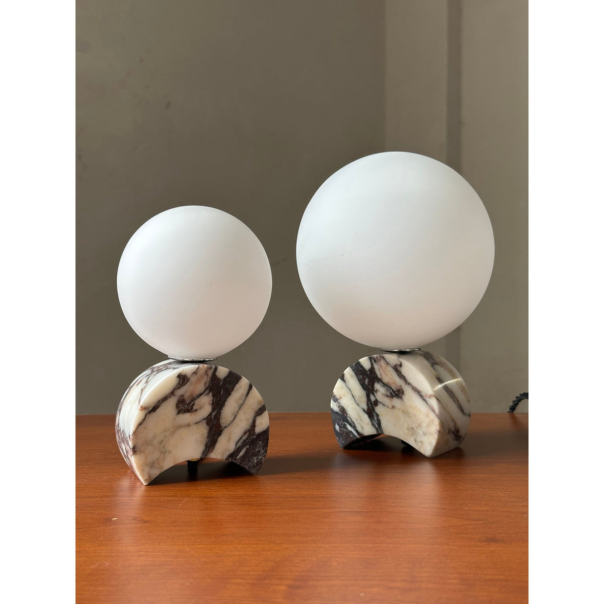 Crescent lámpara de mesa de mármol
