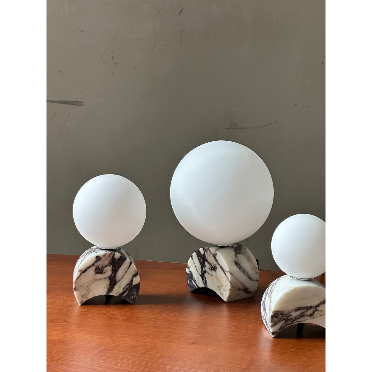 Crescent lámpara de mesa de mármol