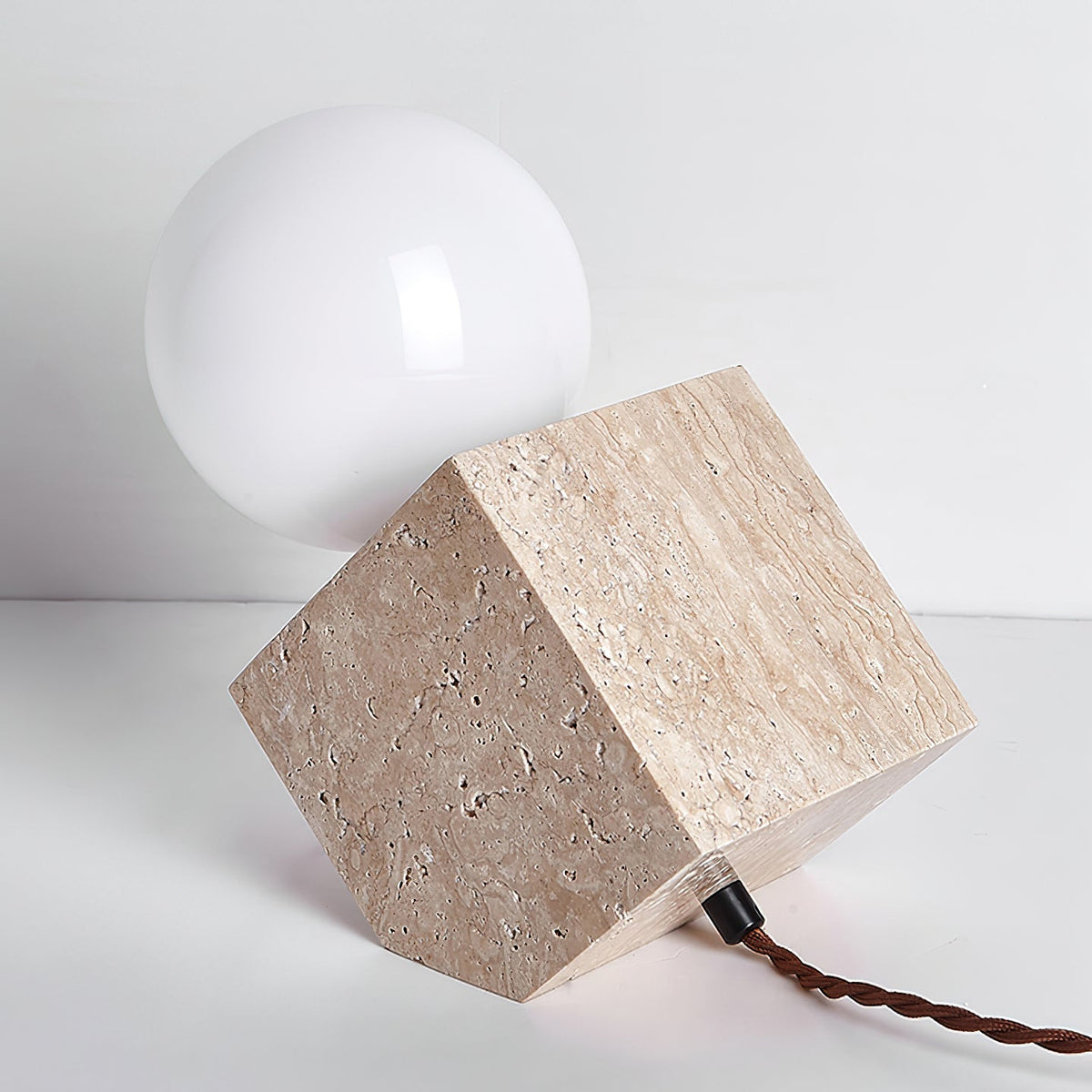Rolt lámpara de mesa Geométrica de travertino