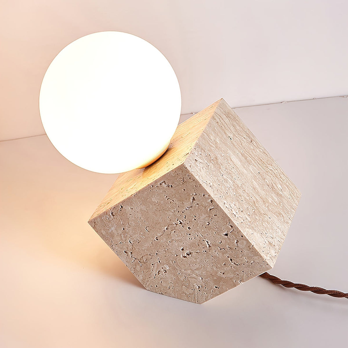 Rolt lámpara de mesa Geométrica de travertino