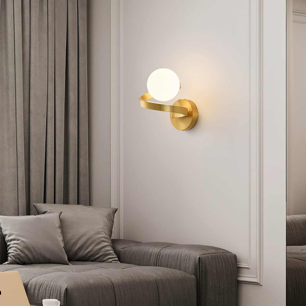 Yvian aplique de pared curvo moderno minimalista de latón con vidrio
