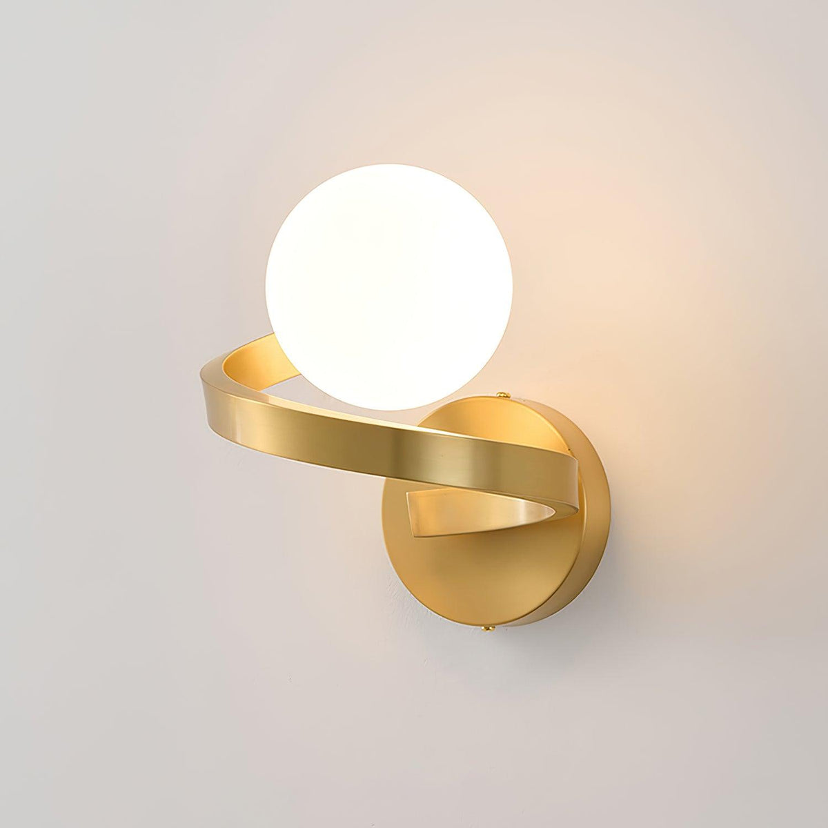 Yvian aplique de pared curvo moderno minimalista de latón con vidrio
