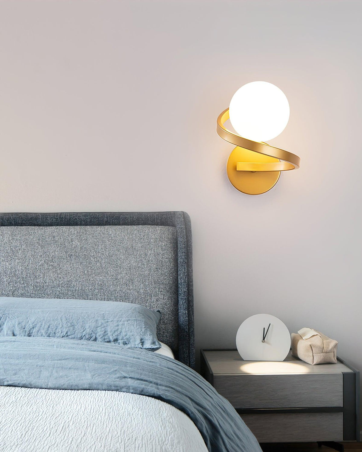 Yvian aplique de pared curvo moderno minimalista de latón con vidrio