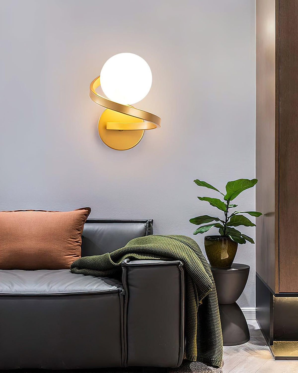 Yvian aplique de pared curvo moderno minimalista de latón con vidrio
