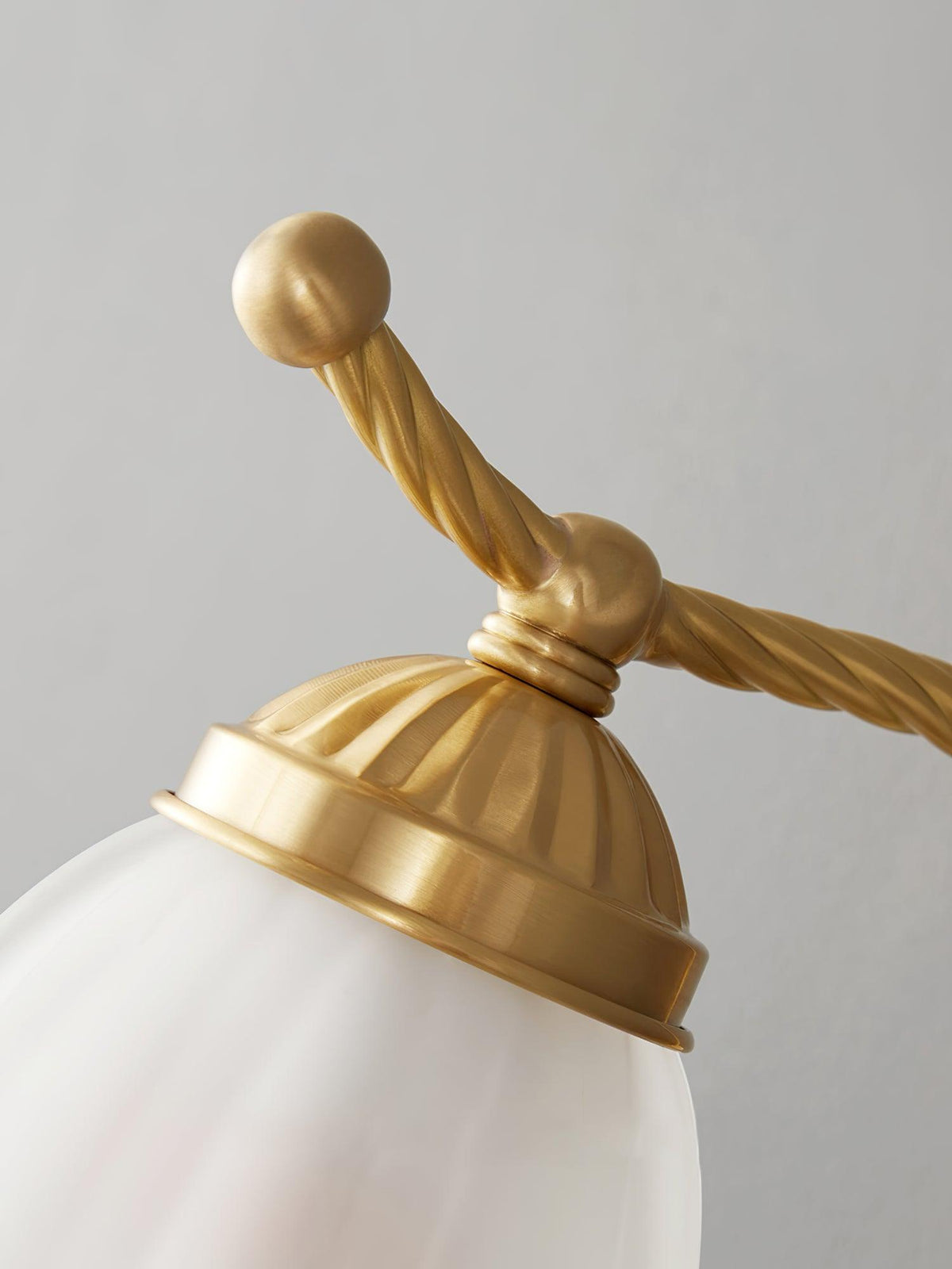 Celisenne aplique de pared cuello de cisne de latón con pantalla de vidrio esmerilado