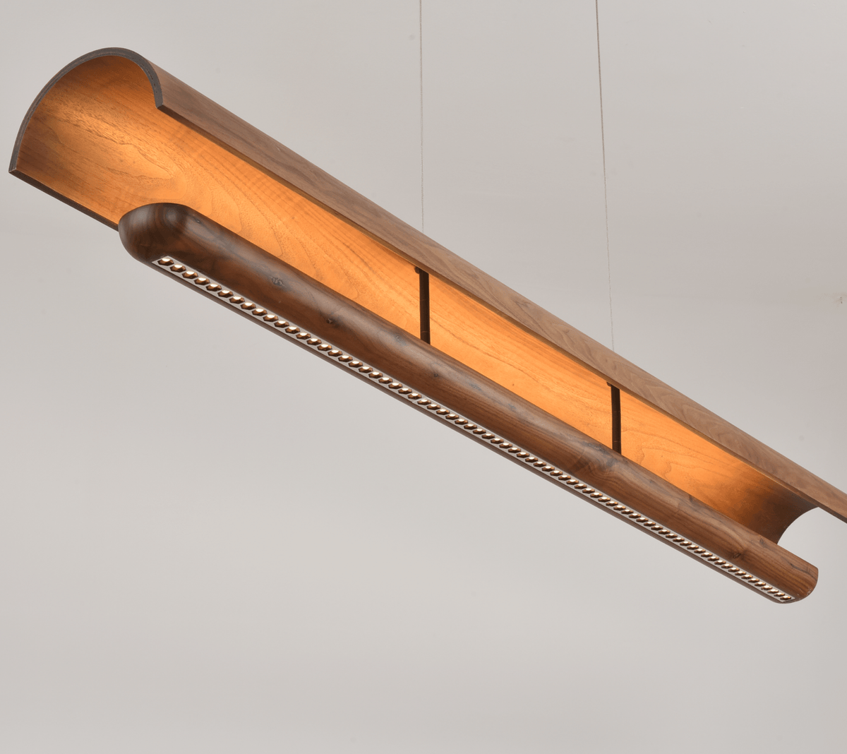 Curved lámpara colgante lineal de madera con acabado nogal