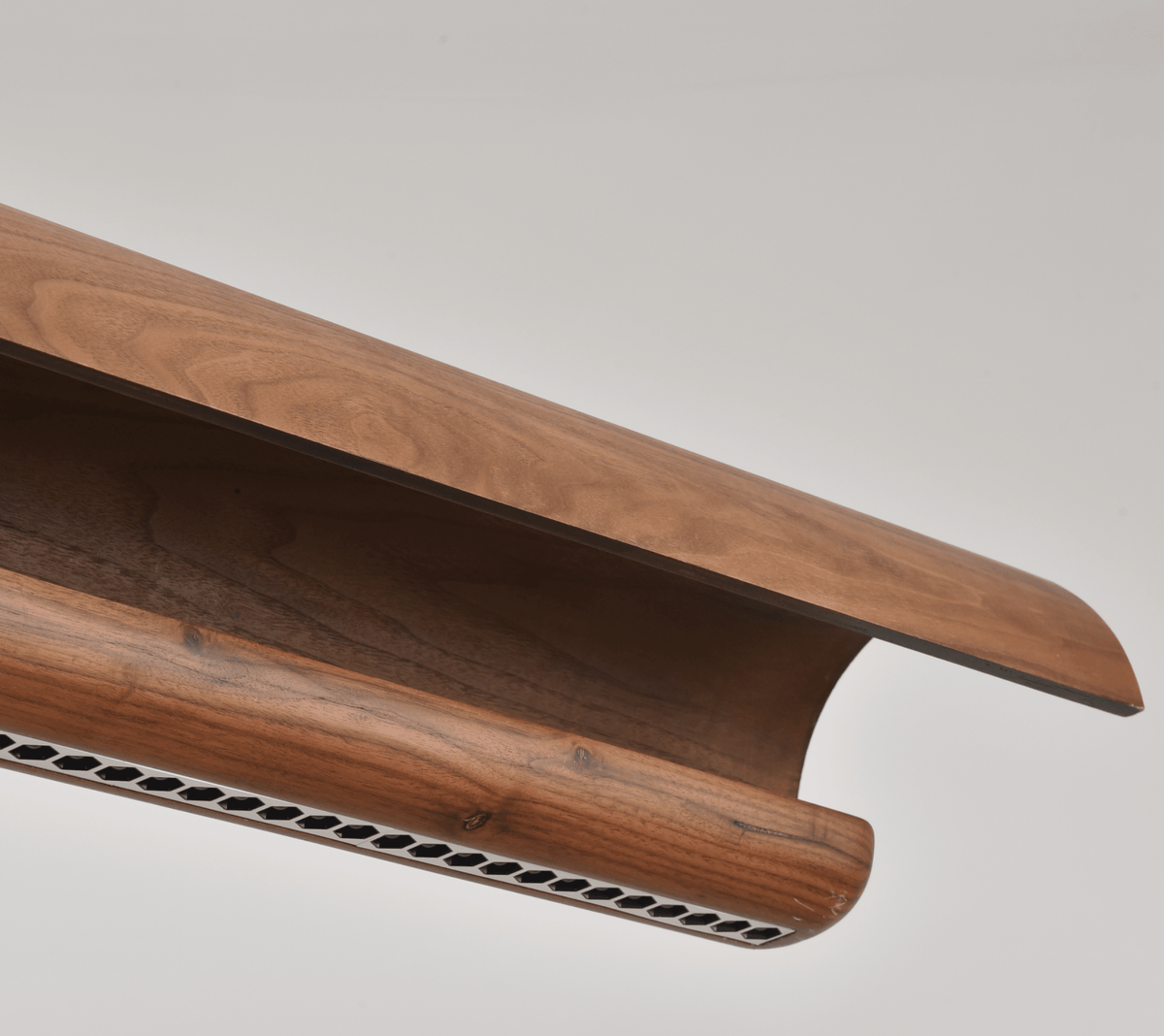 Curved lámpara colgante lineal de madera con acabado nogal
