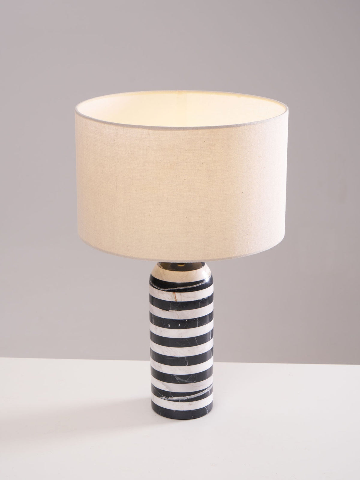Avery lámpara de mesa contemporánea