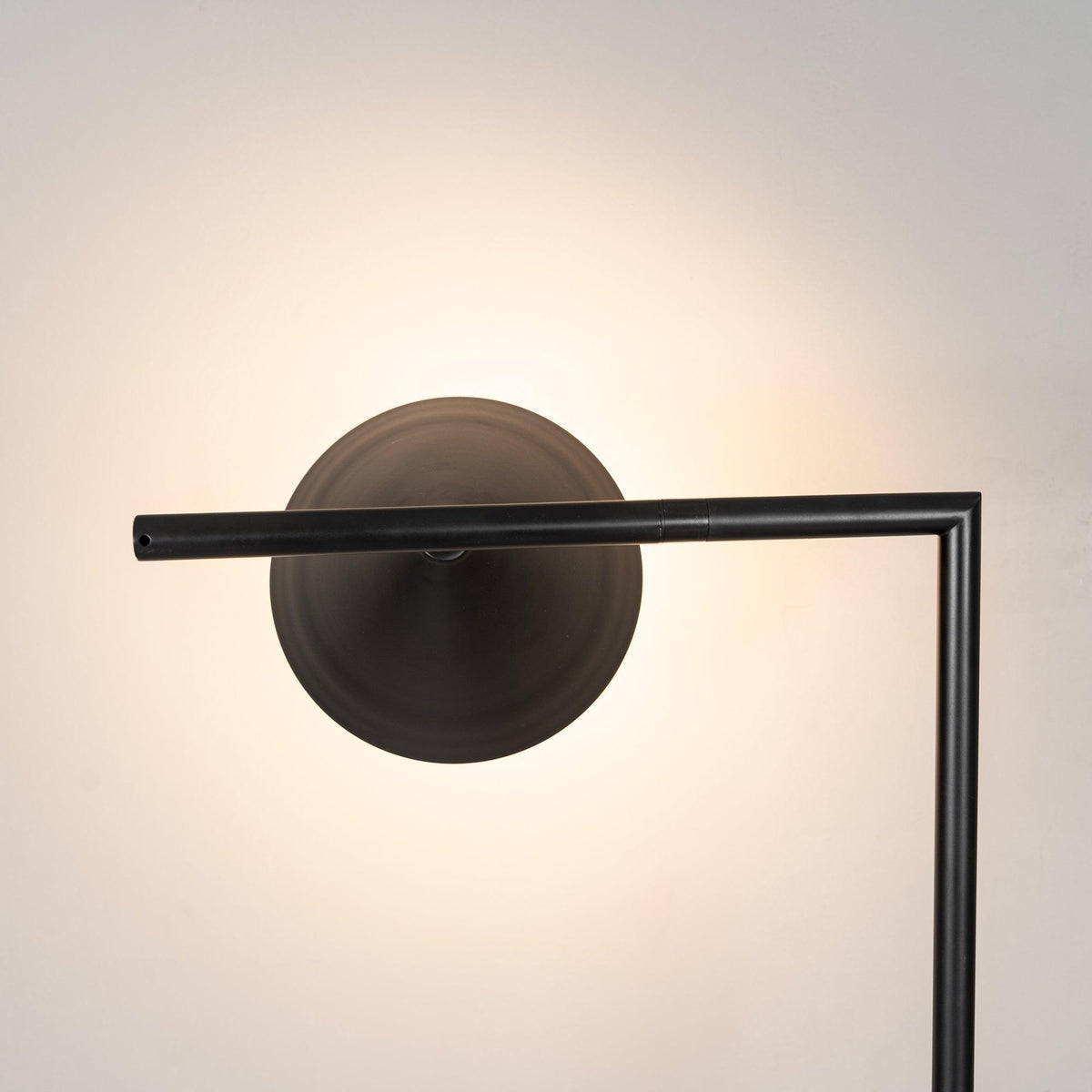 Nell lámpara de pie minimalista