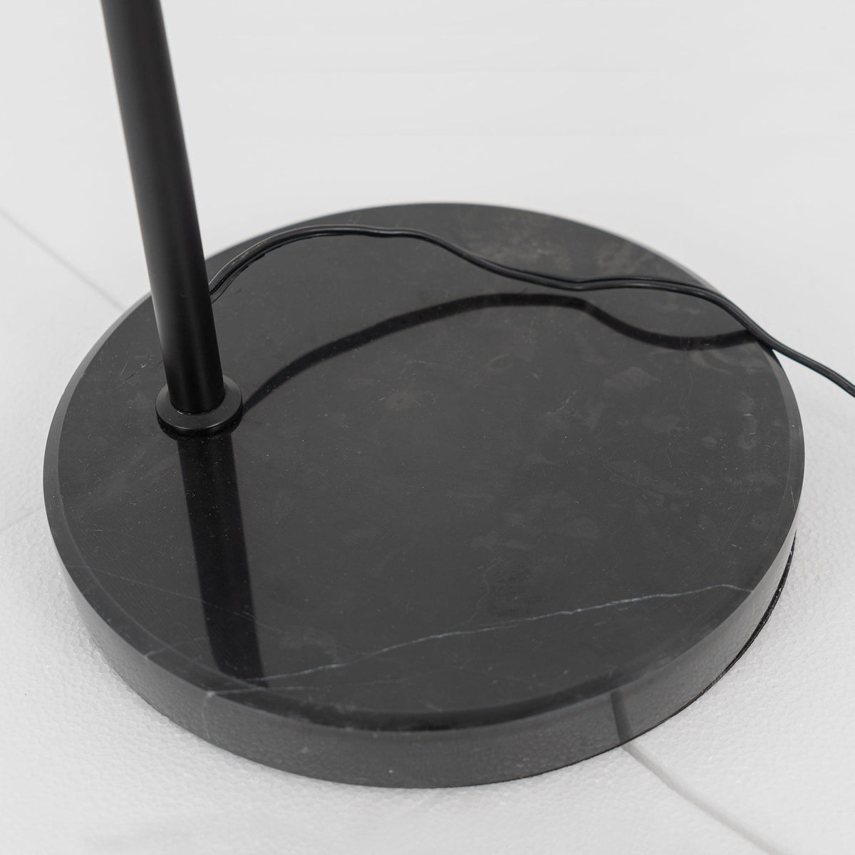 Nell lámpara de pie minimalista