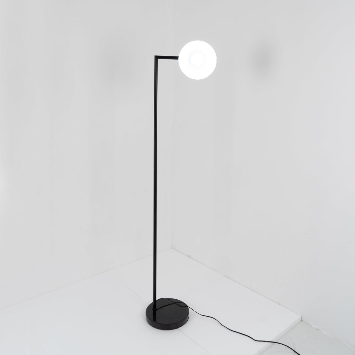 Nell lámpara de pie minimalista