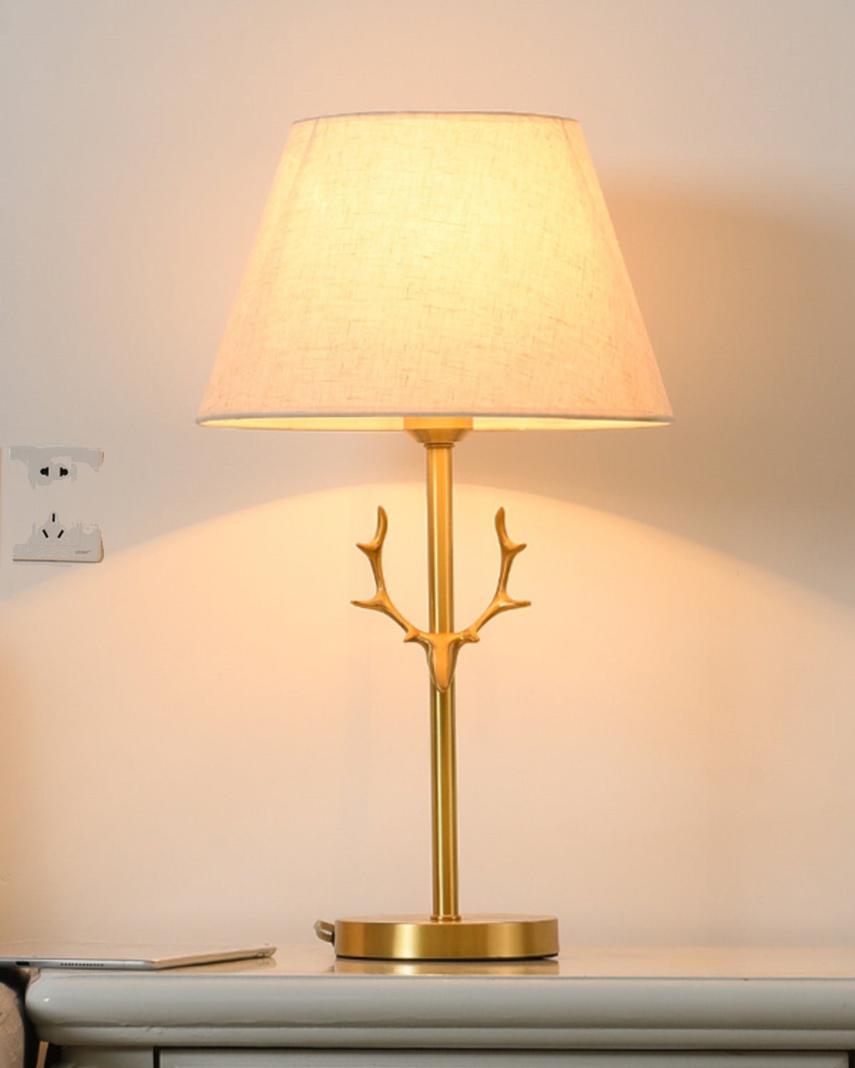 Antler lámpara de mesa elegancia de latón