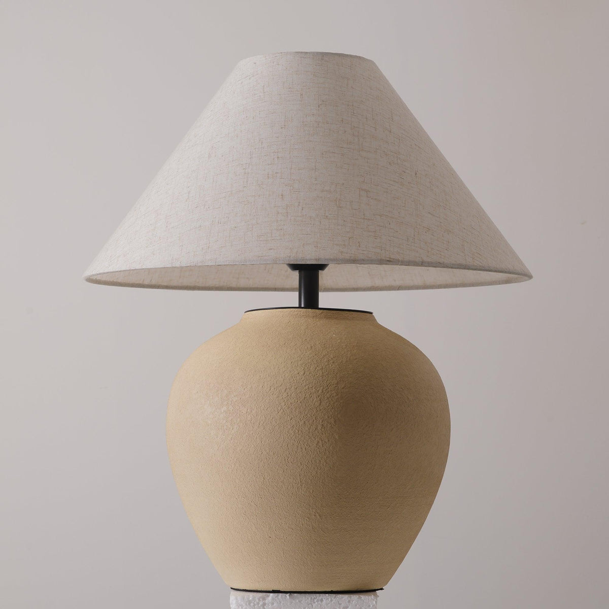 Lumian lámpara de mesa rústica de tejido y cerámica beige