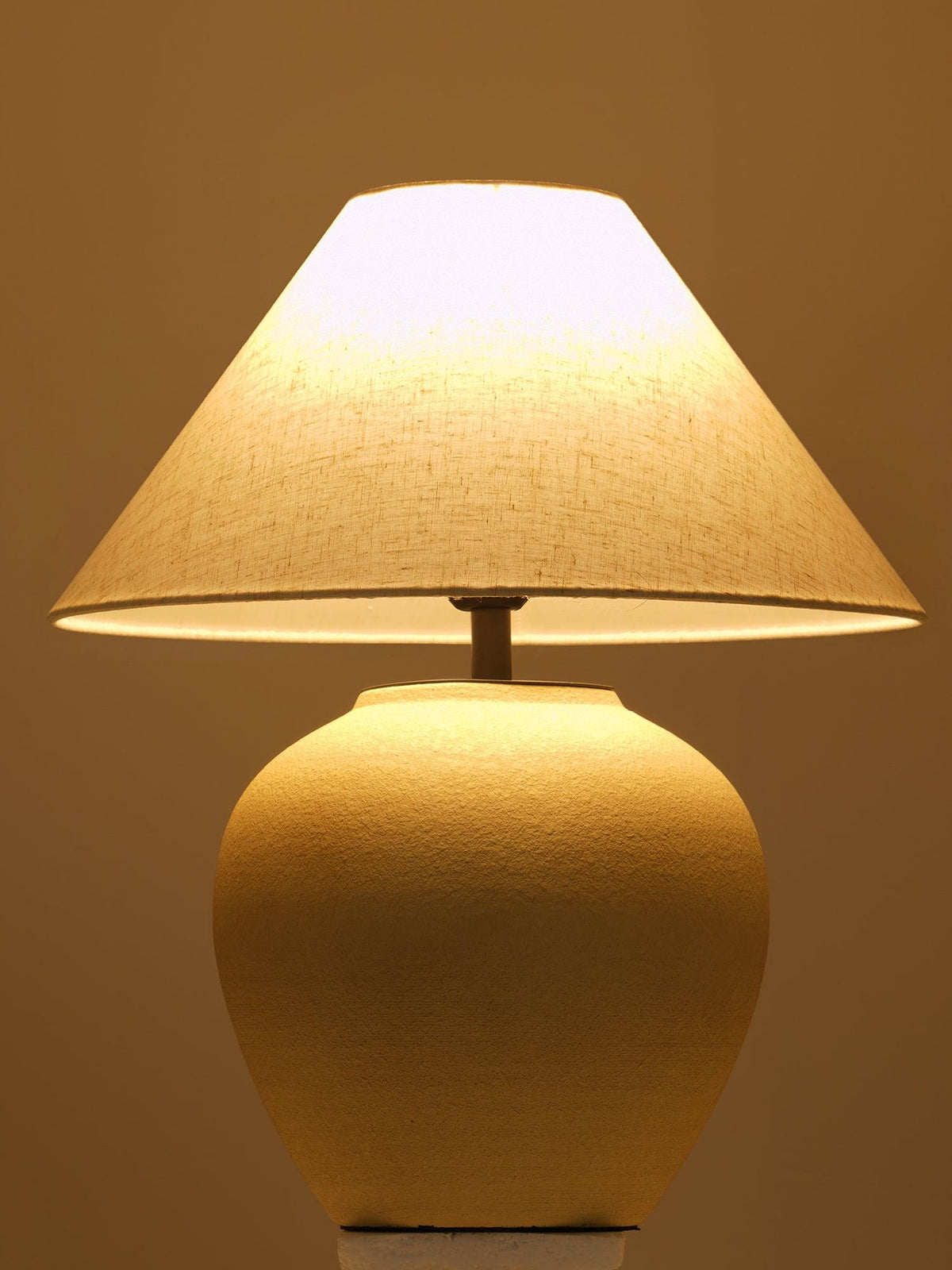 Lumian lámpara de mesa rústica de tejido y cerámica beige