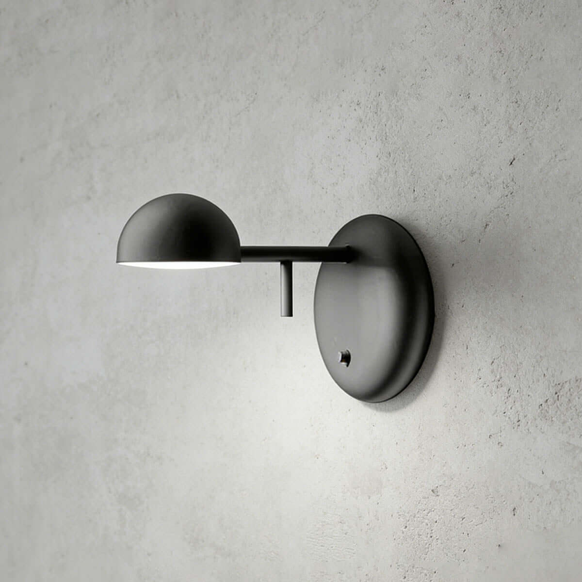 Aplique de pared con base de disco y cúpula