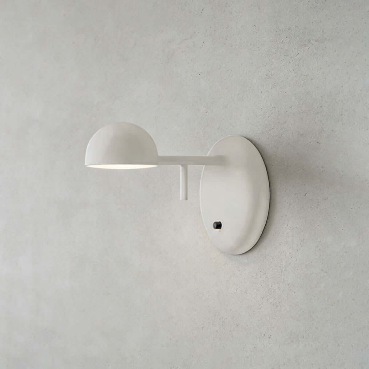 Aplique de pared con base de disco y cúpula