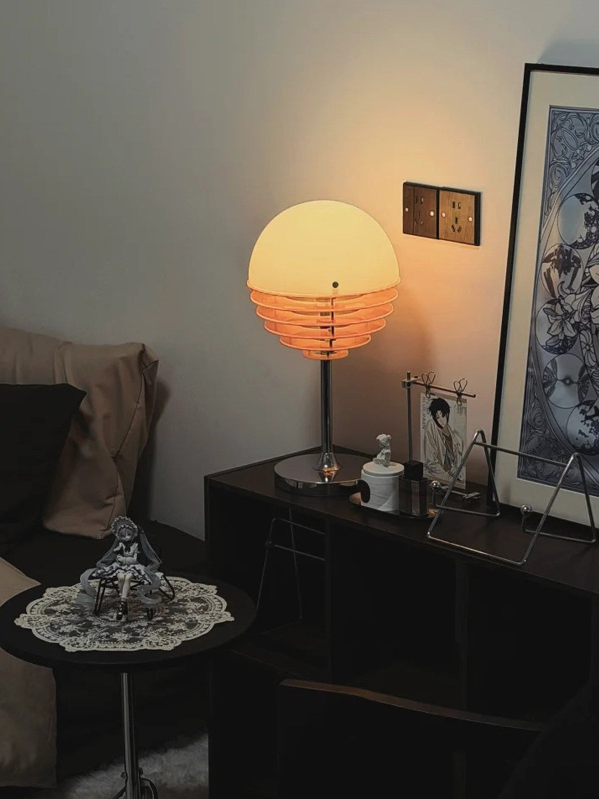 Lámpara de mesa con cúpula y lamas