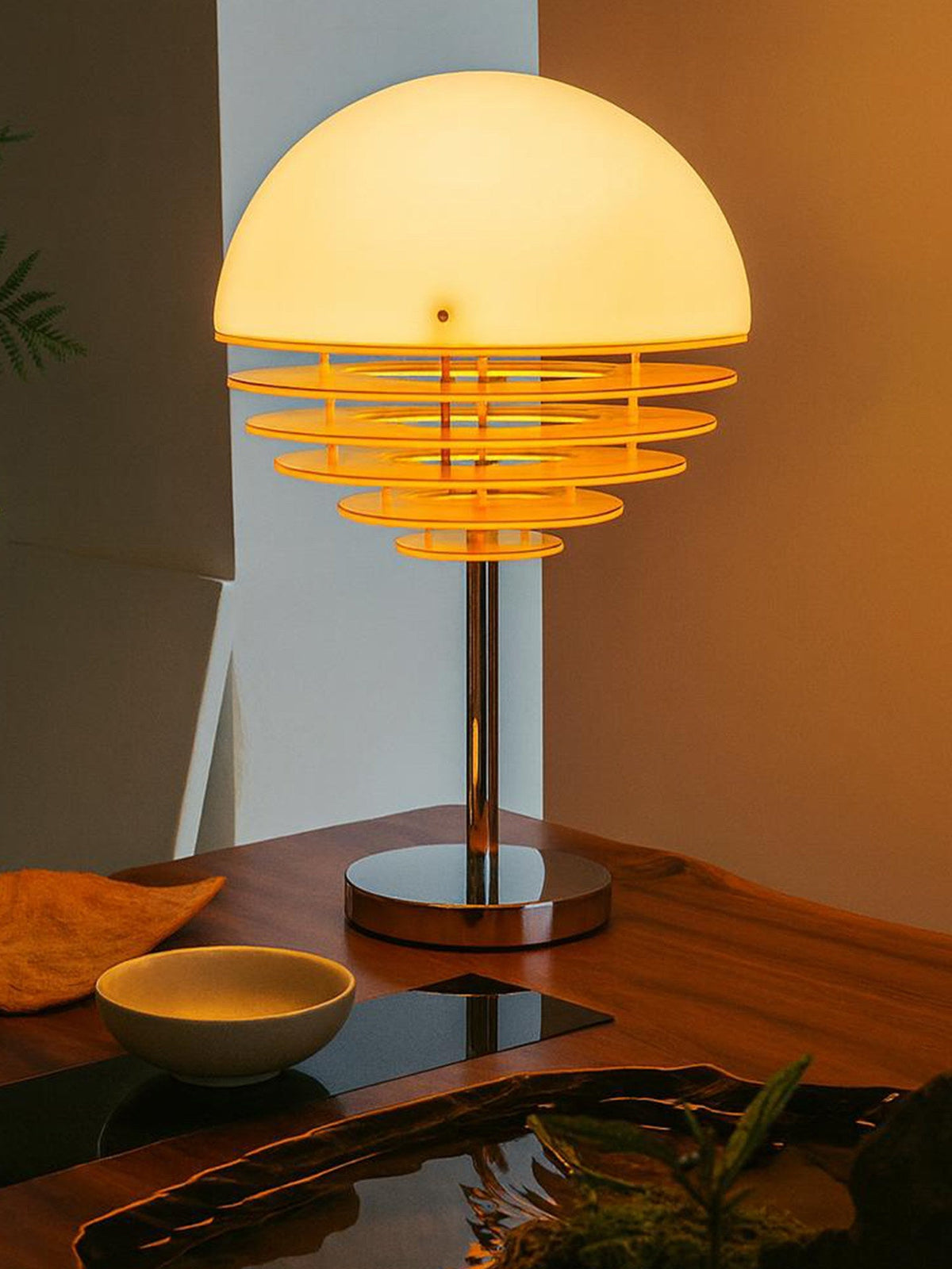 Lámpara de mesa con cúpula y lamas