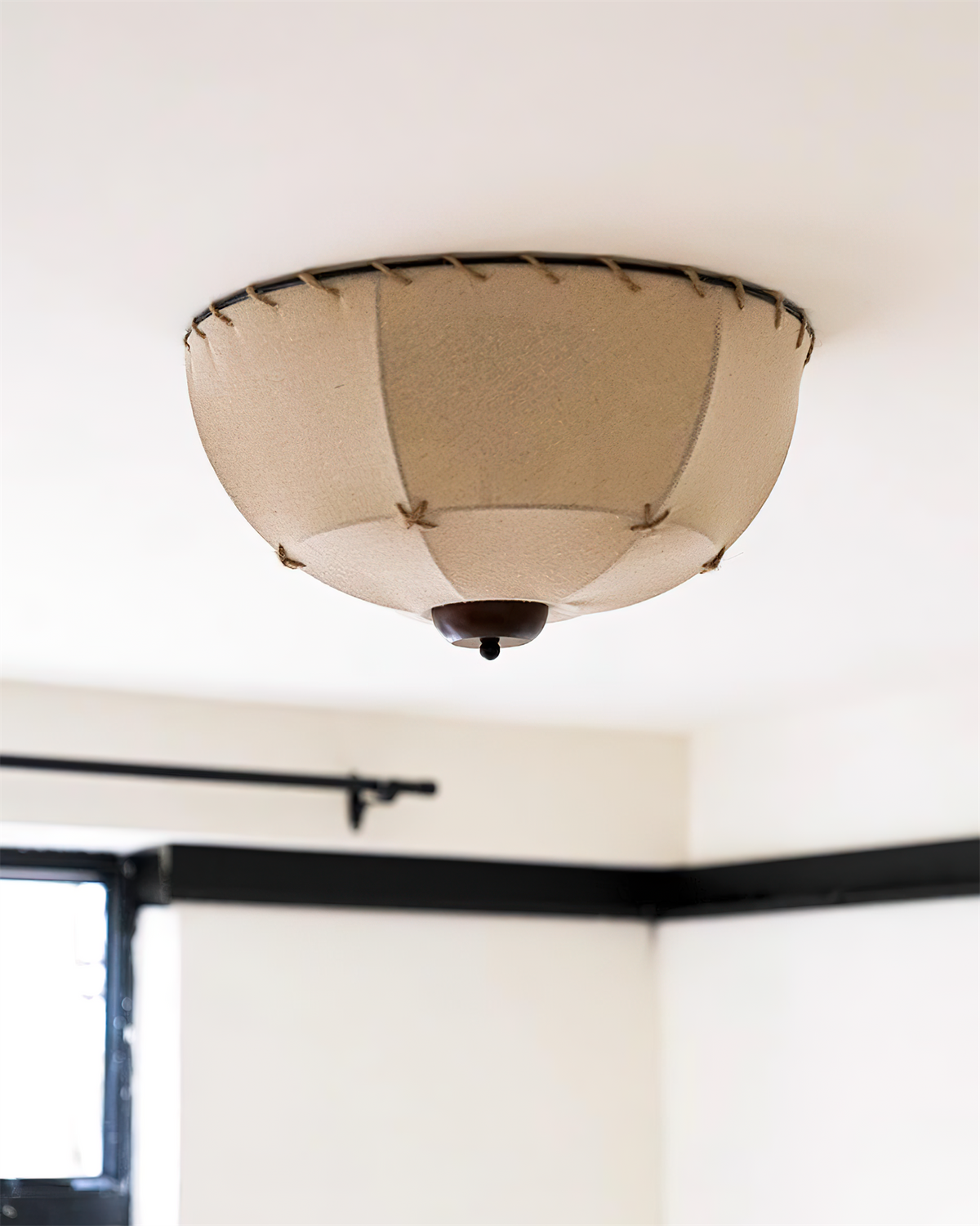 Lámpara de techo cúpula tejida a mano en madera y tejido rústico