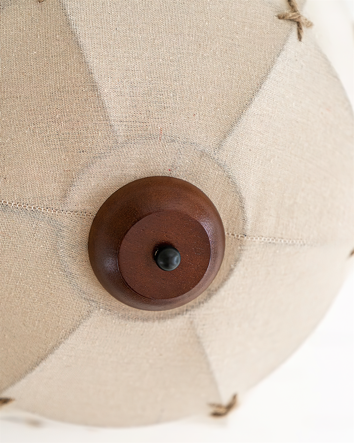 Lámpara de techo cúpula tejida a mano en madera y tejido rústico