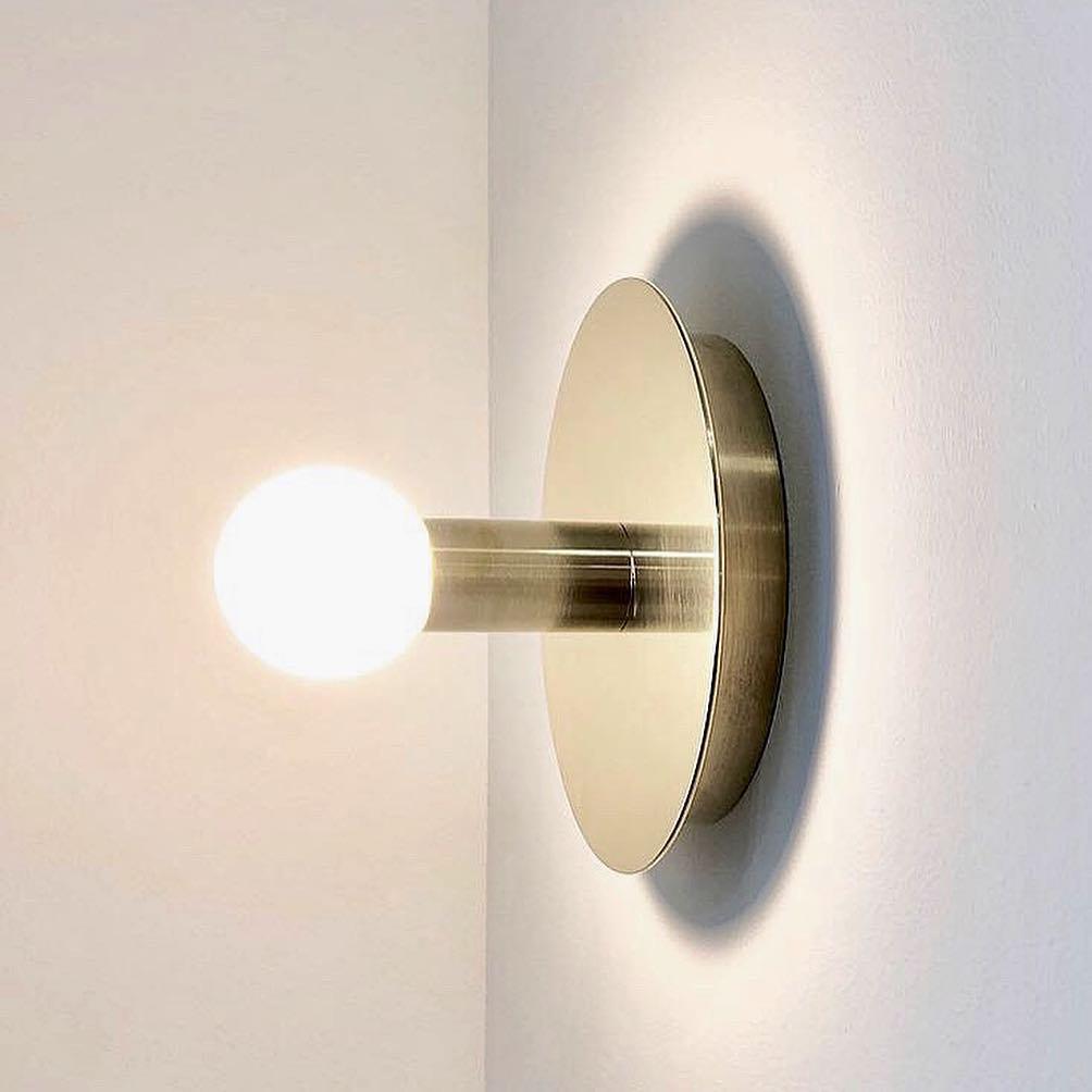 Soluise aplique de pared con bombilla expuesta y marco de latón